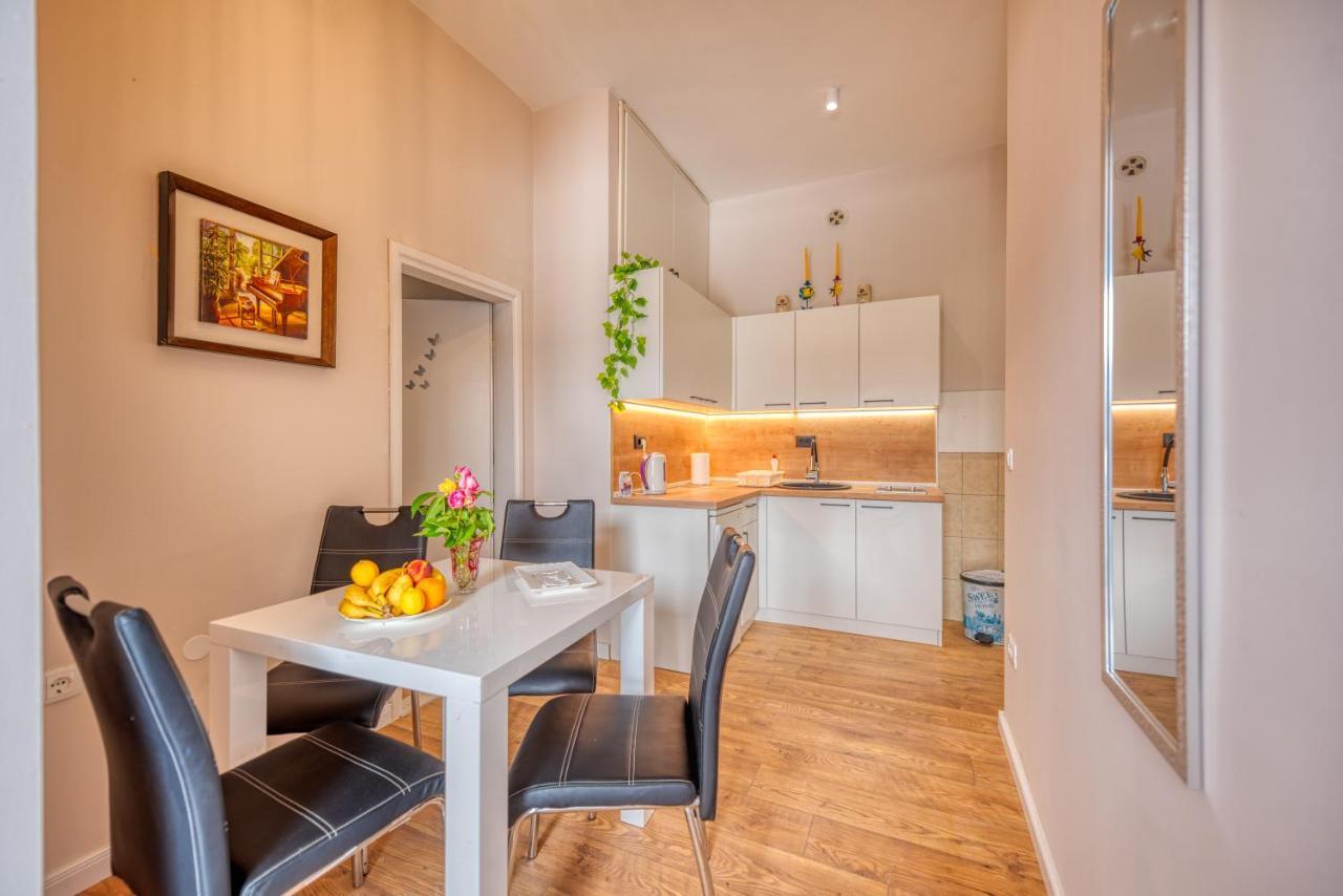 Apartments Vujosevic Tivat Ngoại thất bức ảnh
