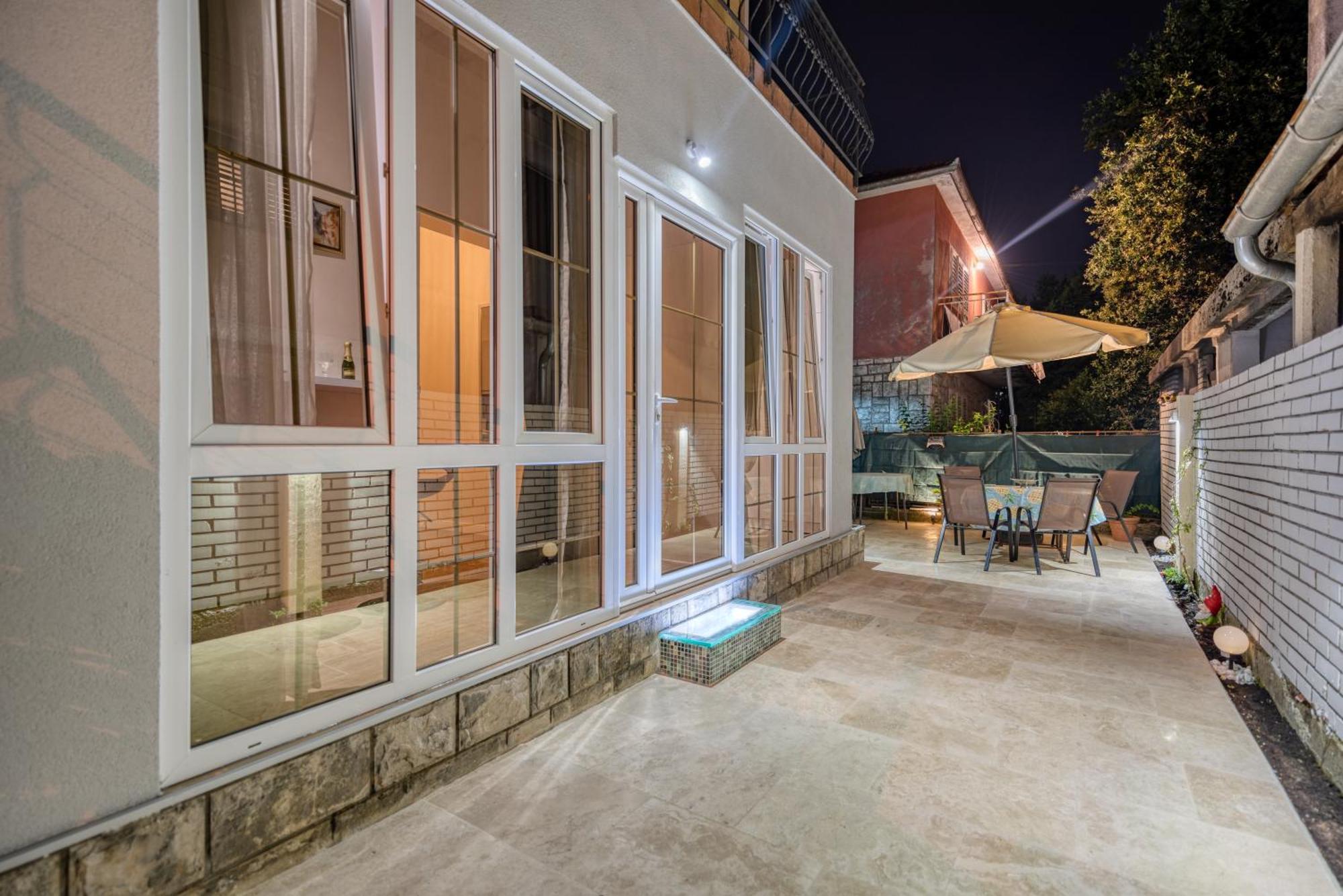 Apartments Vujosevic Tivat Ngoại thất bức ảnh